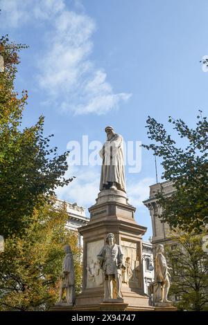 Monument to Leonardo da Vinci (1872) by Pietro Magni, a sculptural group in Piazza della Scala, Milan, Lombardy, Italy Stock Photo