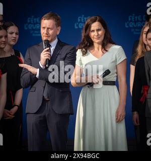 Besuch des Präsidenten der Französischen Republik Tag 2 Besuch in Dresden Der französische Staatspräsident hält eine Rede vor der Frauenkirche Michael Kretschmer, Ministerpräsident Sachsen, mit seiner Ehefrau Annett HofmannBesuch des Präsidenten der Französischen Republik Tag 2 Besuch in Dresden Der französische Staatspräsident hält eine Rede vor der Frauenkirche Michael Kretschmer, Ministerpräsident Sachsen, mit seiner Ehefrau Annett Hofmann, Dresden Sachsen Deutschland Neumarkt vor der Frauenkirche *** Visit of the President of the French Republic Day 2 Visit to Dresden The French President Stock Photo