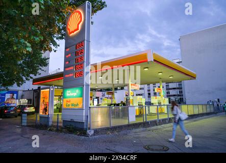 Shell Tankstelle, Bundesallee, Wilmersdorf, Berlin, Deutschland *** Shell service station, Bundesallee, Wilmersdorf, Berlin, Germany Stock Photo