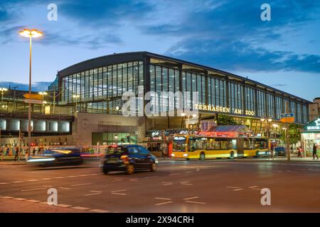 Bahnhof Zoo, Hardenbergplatz, Charlottenburg, Berlin, Deutschland *** Bahnhof Zoo, Hardenbergplatz, Charlottenburg, Berlin, Germany Stock Photo