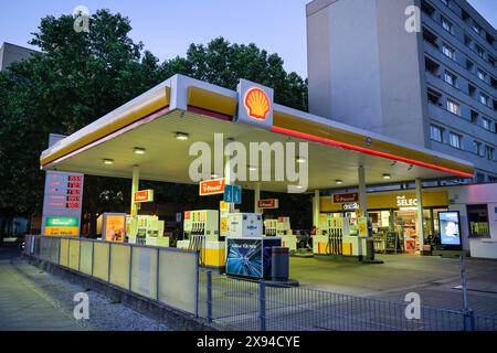 Shell Tankstelle, Bundesallee, Wilmersdorf, Berlin, Deutschland *** Shell service station, Bundesallee, Wilmersdorf, Berlin, Germany Stock Photo