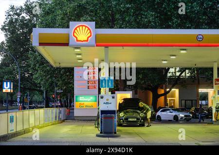 Shell Tankstelle, Bundesallee, Wilmersdorf, Berlin, Deutschland *** Shell service station, Bundesallee, Wilmersdorf, Berlin, Germany Stock Photo