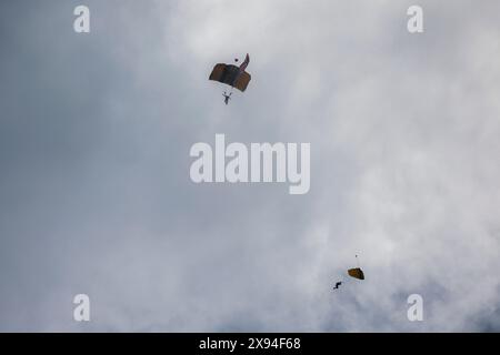 Indianapolis, United States. 26th May, 2024. Skydrivers parachute before the 2024 Indy 500 at Indianapolis Motor Speedway. (Photo by Jeremy Hogan/SOPA Images/Sipa USA) Credit: Sipa USA/Alamy Live News Stock Photo