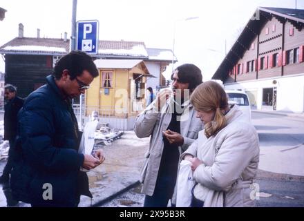 Zwei Männer und eine Frau stehen in Villars-sur-Ollon und essen Peanuts. / Two men and a woman are standing in Villars-sur-Ollon eating peanuts. *Aufnahmedatum geschätzt/Date estimated* snapshot-photography/A.Aldrige *** Two men and a woman are standing in Villars sur Ollon eating peanuts Two men and a woman are standing in Villars sur Ollon eating peanuts Date estimated snapshot photography A Aldrige Stock Photo