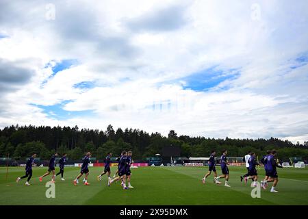 Blankenhain, Germany. 29th May, 2024. Soccer: National team, preparation for the home European Championship, press conference of the DFB selection at Blankenhain Castle. Germany's players warm up. Credit: Federico Gambarini/dpa/Alamy Live News Stock Photo