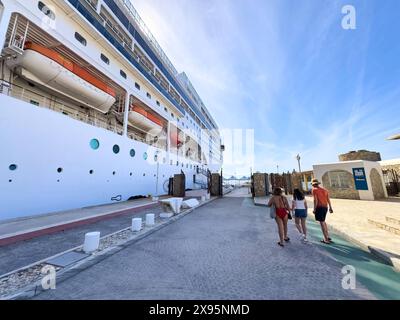 Mykonos, Greece - 7 May 2024: Cruise theme picture, vacationers walk back to the cruise ship MSC Lirica in the port of Mykonos in Greece *** Kreuzfahrt Themenbild, Urlauber laufen zurück auf das Kreuzfahrtschiff MSC Lirica im Hafen von Mykonos in Griechenland Stock Photo
