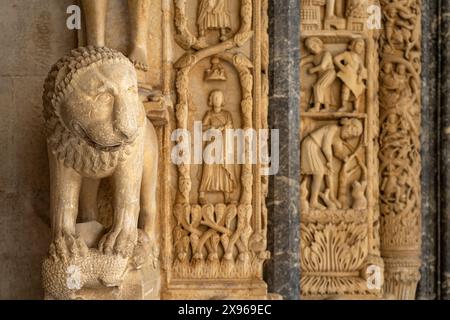 Löwe an Radovans Portal der Kathedrale des heiligen Laurentius in Trogir, Kroatien, Europa |  Lion at the Portal of Radovan, Church of St. Lawrence, T Stock Photo