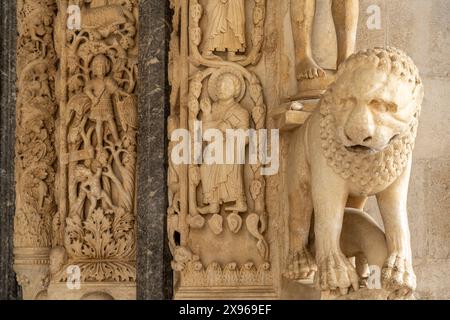 Löwe an Radovans Portal der Kathedrale des heiligen Laurentius in Trogir, Kroatien, Europa |  Lion at the Portal of Radovan, Church of St. Lawrence, T Stock Photo