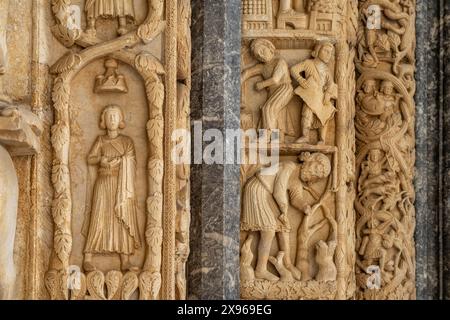 Detail von Radovans Portal der Kathedrale des heiligen Laurentius in Trogir, Kroatien, Europa |  Portal of Radovan detail, Church of St. Lawrence, Tro Stock Photo