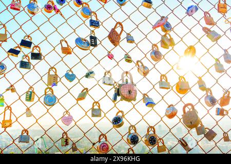 Los Angeles, California - December 19, 2022: Close-up of the Runyon Canyon fence with locks of love Stock Photo