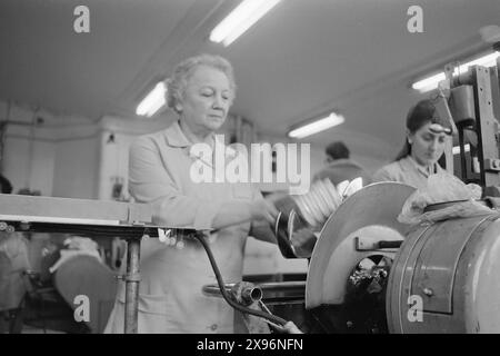 Aktuell 4-3-1971 : Langt Fram Til Like-lønn. Likelønn - At Kvinner Og ...