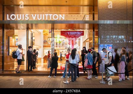 Hong Kong, China. 3rd May, 2024. Shoppers queue in line to enter the French luxury fashion brand Louis Vuitton (LV) store in Hong Kong. (Credit Image: © Sebastian Ng/SOPA Images via ZUMA Press Wire) EDITORIAL USAGE ONLY! Not for Commercial USAGE! Stock Photo