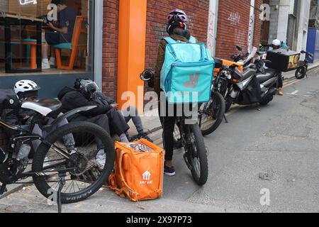 Deliveroo & Just East bicycle couriers in Brighton Stock Photo