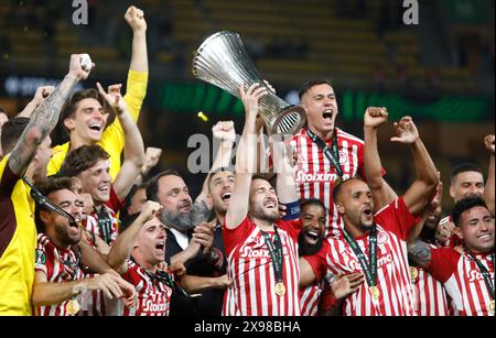 Athens, Thursday. 30th May, 2024. Olympiacos' Kostas Fortounis lifts the trophy after winning the Conference League final soccer match between Olympiacos FC and ACF Fiorentina at OPAP Arena in Athens, Greece, Thursday, May 30, 2024. Credit: Panagiotis Moschandreou/Xinhua/Alamy Live News Stock Photo