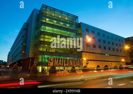 Gregorio Marañon Maternity Hospital by Rafael Moneo, night view. O'Donnell street, Madrid, Spain. Stock Photo
