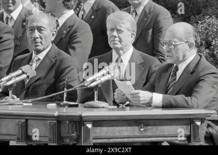 Egyptian President Anwar Sadat, U.S. President Jimmy Carter, and Israeli Prime Minister Menachem Begin at the signing of the Egypt-Israel peace treaty, outside the White House, in Washington, D.C. (USA) Stock Photo