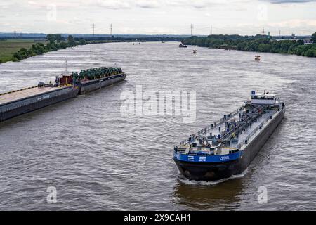 Rhine Ro-ro Service BV, Fahrzeug Frachter Dynamica, Transportiert gerade Trecker, Traktoren, Frachtschiff auf dem Rhein, bei Krefeld, Deutschland, Rheinschifffahrt *** Rhine Ro ro Service BV, Vehicle freighter Dynamica, transports straight tractors, tractors, cargo ship on the Rhine, near Krefeld, Germany, Rhine shipping Stock Photo