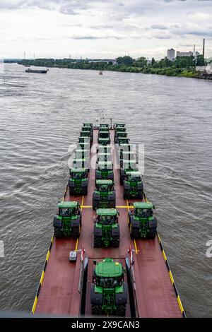 Rhine Ro-ro Service BV, Fahrzeug Frachter Dynamica, Transportiert gerade Trecker, Traktoren, Frachtschiff auf dem Rhein, bei Krefeld, Deutschland, Rheinschifffahrt *** Rhine Ro ro Service BV, Vehicle freighter Dynamica, transports straight tractors, tractors, cargo ship on the Rhine, near Krefeld, Germany, Rhine shipping Stock Photo