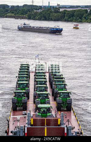 Rhine Ro-ro Service BV, Fahrzeug Frachter Dynamica, Transportiert gerade Trecker, Traktoren, Frachtschiff auf dem Rhein, bei Krefeld, Deutschland, Rheinschifffahrt *** Rhine Ro ro Service BV, Vehicle freighter Dynamica, transports straight tractors, tractors, cargo ship on the Rhine, near Krefeld, Germany, Rhine shipping Stock Photo