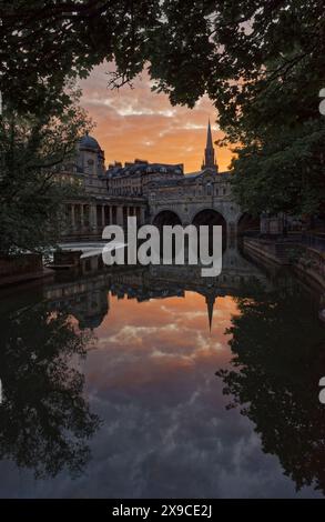 Fiery sunset over Pulteney Bridge in Bath Stock Photo