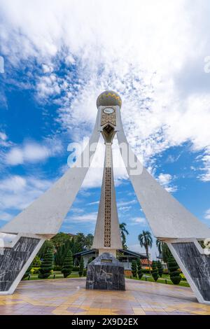 Dataran Ipoh, Perak - May 31, 2024 : Vertical view of white clock tower monument with blue sky at Dataran Ipoh Stock Photo