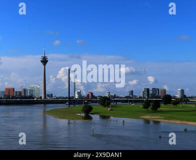 Blick von der Theodor-Heuss-Bruecke auf den Rheinbogen mit Rheinkniebruecke und Rheinturm Duesseldorf Rheinbogen mit Rheinkniebruecke und Rheinturm *** View from the Theodor Heuss Bridge to the Rhine bend with Rhine knee bridge and Rhine tower Duesseldorf Rhine bend with Rhine knee bridge and Rhine tower Stock Photo