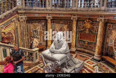 A statue of Pope Pius IX kneeling at the crypt of the confession in Basilica di Santa Maria Maggiore, one of the four papal basilica's in Rome Stock Photo