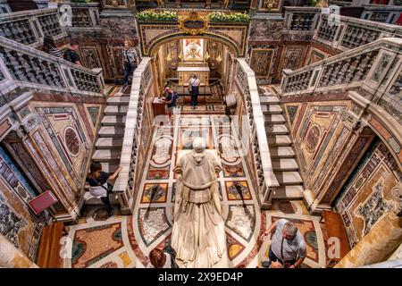 A statue of Pope Pius IX kneeling at the crypt of the confession in Basilica di Santa Maria Maggiore, one of the four papal basilica's in Rome Stock Photo