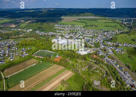 Luftbild, Wohngebiet Ortsansicht Ortsteil Nuttlar mit Autobahn A46 Talbrücke Nuttlar, Bergkette im Hintergrund, Sportplatz und Tennisplätze Ostwig, Nuttlar, Bestwig, Sauerland, Nordrhein-Westfalen, Deutschland ACHTUNGxMINDESTHONORARx60xEURO *** Aerial view, residential area, view of the district Nuttlar with highway A46 valley bridge Nuttlar, mountain range in the background, sports field and tennis courts Ostwig, Nuttlar, Bestwig, Sauerland, North Rhine-Westphalia, Germany ACHTUNGxMINDESTHONORARx60xEURO Stock Photo