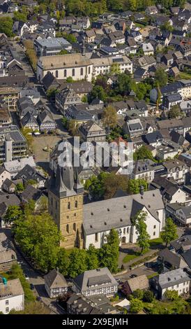 Luftbild, Ortsmitte, kath. Propsteikirche St. Petrus und Andreas mit Blick zum Marktplatz und AußenGastronomie, Fachwerkhäuser mit Restaurant Jägerhof und CafÃ am Markt, hinten die St. Nicolaikirche, Brilon, Sauerland, Nordrhein-Westfalen, Deutschland ACHTUNGxMINDESTHONORARx60xEURO *** Aerial view, town center, St. Peter and Andrew Catholic Church with view to the market square and outdoor gastronomy, half-timbered houses with restaurant Jägerhof and café at the market, St. Nicolai Church in the background, Brilon, Sauerland, North Rhine-Westphalia, Germany ATTENTIONxMINDESTHONORARx60xEURO Stock Photo