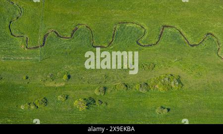 Luftbild, Flussmäander Hunderbecke, naturnahe Landschaft, Brilon, Sauerland, Nordrhein-Westfalen, Deutschland ACHTUNGxMINDESTHONORARx60xEURO *** Aerial view, river meander Hunderbecke, natural landscape, Brilon, Sauerland, North Rhine-Westphalia, Germany ATTENTIONxMINDESTHONORARx60xEURO Stock Photo