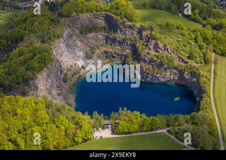 Luftbild, See im Berg, kreisrunder Steinbruchsee, Tauchgewässer bestehend nur aus Regenwasser, Taucher bei der Ausbildung, Messinghausen, Brilon, Sauerland, Nordrhein-Westfalen, Deutschland ACHTUNGxMINDESTHONORARx60xEURO *** Aerial view, lake in the mountain, circular quarry lake, diving water consisting only of rainwater, divers during training, Messinghausen, Brilon, Sauerland, North Rhine-Westphalia, Germany ATTENTIONxMINDESTHONORARx60xEURO Stock Photo