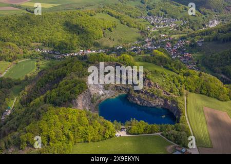 Luftbild, See im Berg, kreisrunder Steinbruchsee, Tauchgewässer bestehend nur aus Regenwasser, Taucher bei der Ausbildung, Blick auf Messinghausen, Brilon, Sauerland, Nordrhein-Westfalen, Deutschland ACHTUNGxMINDESTHONORARx60xEURO *** Aerial view, lake in the mountain, circular quarry lake, diving water consisting only of rainwater, divers during training, view of Messinghausen, Brilon, Sauerland, North Rhine-Westphalia, Germany ATTENTIONxMINDESTHONORARx60xEURO Stock Photo