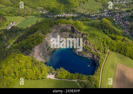 Luftbild, See im Berg, kreisrunder Steinbruchsee, Tauchgewässer bestehend nur aus Regenwasser, Taucher bei der Ausbildung, Messinghausen, Brilon, Sauerland, Nordrhein-Westfalen, Deutschland ACHTUNGxMINDESTHONORARx60xEURO *** Aerial view, lake in the mountain, circular quarry lake, diving water consisting only of rainwater, divers during training, Messinghausen, Brilon, Sauerland, North Rhine-Westphalia, Germany ATTENTIONxMINDESTHONORARx60xEURO Stock Photo