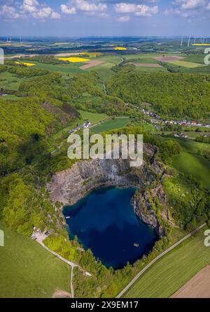 Luftbild, See im Berg, kreisrunder Steinbruchsee, Tauchgewässer bestehend nur aus Regenwasser, Taucher bei der Ausbildung, Messinghausen, Brilon, Sauerland, Nordrhein-Westfalen, Deutschland ACHTUNGxMINDESTHONORARx60xEURO *** Aerial view, lake in the mountain, circular quarry lake, diving water consisting only of rainwater, divers during training, Messinghausen, Brilon, Sauerland, North Rhine-Westphalia, Germany ATTENTIONxMINDESTHONORARx60xEURO Stock Photo