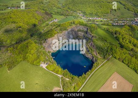 Luftbild, See im Berg, kreisrunder Steinbruchsee, Tauchgewässer bestehend nur aus Regenwasser, Taucher bei der Ausbildung, Messinghausen, Brilon, Sauerland, Nordrhein-Westfalen, Deutschland ACHTUNGxMINDESTHONORARx60xEURO *** Aerial view, lake in the mountain, circular quarry lake, diving water consisting only of rainwater, divers during training, Messinghausen, Brilon, Sauerland, North Rhine-Westphalia, Germany ATTENTIONxMINDESTHONORARx60xEURO Stock Photo