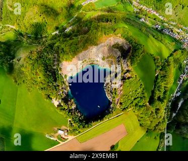 Luftbild, See im Berg, kreisrunder Steinbruchsee im Naturschutzgebiet Mühlenberg, Tauchgewässer bestehend nur aus Regenwasser, Taucher bei der Ausbildung, Erdkugel, Fisheye Aufnahme, Fischaugen Aufnahme, 360 Grad Aufnahme, tiny world, little planet, fisheye Bild, Messinghausen, Brilon, Sauerland, Nordrhein-Westfalen, Deutschland ACHTUNGxMINDESTHONORARx60xEURO *** Aerial view, lake in the mountain, circular quarry lake in the Mühlenberg nature reserve, diving water consisting only of rainwater, divers during training, globe, fisheye image, fisheye image, 360 degree image, tiny world, little pla Stock Photo