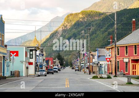 Mountains overlooking the old city center of Skagway, Alaska - Symmetric view of Broadway, the main shopping street of this Frontier town in the Klond Stock Photo