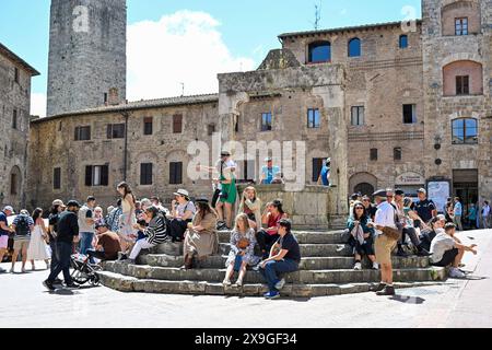 Italien, Toskana, Provinz Siena, San Gimignano 31.05.2024, Italien, ITA, Toskana, San Gimignano im Bild Stadtansichten Gebäude, Architektur, Touristen, Historisch, Souvenir, Ansichten der berühmten Stadt San Gimignano in der Toskana-Italien - View of the famous town San Gimignano in Tuscany-Italy San Gimignano ist eine italienische Kleinstadt in der Toskana mit einem mittelalterlichen Stadtkern. San Gimignano wird auch die Stadt der Türme genannt. Die Stadt liegt in der Provinz Siena. Sie gehört neben Florenz, Siena und Pisa zu den von Touristen meist besuchten Zielen in der Toskana. Siena *** Stock Photo