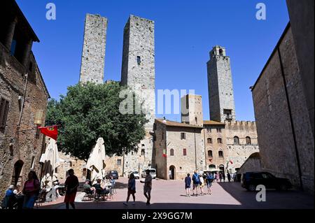 Italien, Toskana, Provinz Siena, San Gimignano 31.05.2024, Italien, ITA, Toskana, San Gimignano im Bild Stadtansichten Gebäude, Architektur, Touristen, Historisch, Souvenir, Ansichten der berühmten Stadt San Gimignano in der Toskana-Italien - View of the famous town San Gimignano in Tuscany-Italy San Gimignano ist eine italienische Kleinstadt in der Toskana mit einem mittelalterlichen Stadtkern. San Gimignano wird auch die Stadt der Türme genannt. Die Stadt liegt in der Provinz Siena. Sie gehört neben Florenz, Siena und Pisa zu den von Touristen meist besuchten Zielen in der Toskana. Siena *** Stock Photo