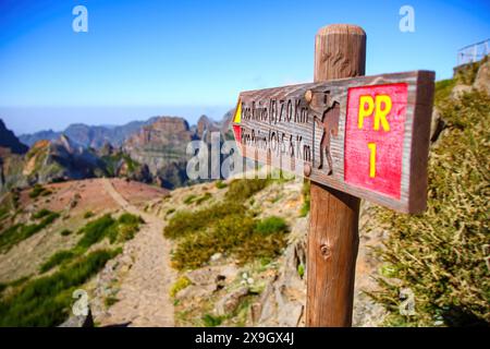 Signpost pointing at the Pico Ruivo from the Pico do Arieiro mountain peak on Madeira island, Portugal - Way to the PR1 leading to the highest peak of Stock Photo