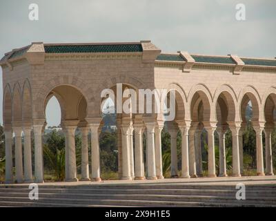 Sandstone arcades with arches and columns in open daylight, Tunis in Africa with ruins from Roman times, modern mosques and blue and white houses in Stock Photo