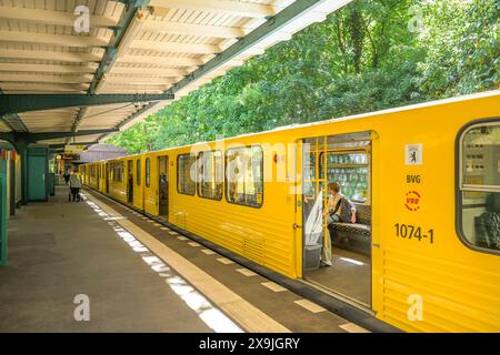 Zug U3, U-Bahnhof Oskar-Helene-Heim, Clayallee, Dahlem, Steglitz-Zehlendorf, Berlin, Deutschland Stock Photo