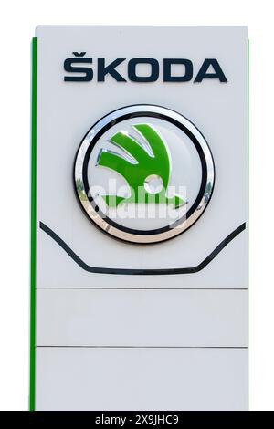 Firma Skoda Firmenschild und Werbeschild der Firma Skoda, isoliert über weißem Hintergrund *** Skoda company sign and Skoda advertising sign, isolated over white background Stock Photo