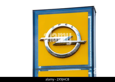 Firma OPEL Firmenschild und Werbeschild der Firma OPEL, isoliert über weißem Hintergrund *** OPEL company sign and OPEL advertising sign, isolated over white background Stock Photo