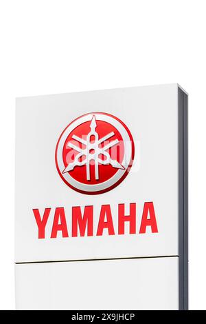 Firma Yamaha Firmenschild und Werbeschild der Firma Yamaha, isoliert über weißem Hintergrund *** Yamaha company sign and Yamaha advertising sign, isolated over white background Stock Photo