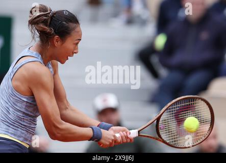 (240601) -- PARIS, June 1, 2024 (Xinhua) -- Zheng Qinwen of China hits a return to Elina Avanesyan of Russia during the women's singles third round match at the French Open tennis tournament at Roland Garros in Paris, France, June 1, 2024. (Xinhua/Gao Jing) Stock Photo