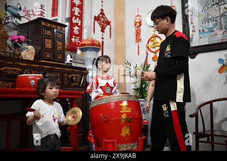 (240601) -- SHANTOU, June 1, 2024 (Xinhua) -- Zhuang Enqi (L, front ...