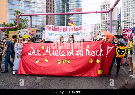 Demonstration gegen Mietenwahnsinn, Verdrängung und Wohnungsnot in Berlin Am 01.06.2024 rief das Bündnis gegen Verdrängung und Mietenwahnsinn zu einer Großdemonstration in Berlin auf. Unter dem Motto Die Miete ist zu hoch kamen tausende Menschen zusammen, um gegen Mietenwahnsinn, Verdrängung und Wohnungsnot zu protestieren., Berlin Berlin Deutschland Mitte *** Demonstration against rent madness, displacement and housing shortage in Berlin On 1 June 2024, the alliance against displacement and rent madness called for a major demonstration in Berlin Under the slogan The rent is too high, thousand Stock Photo