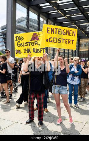 Demonstration gegen Mietenwahnsinn, Verdrängung und Wohnungsnot in Berlin Am 01.06.2024 rief das Bündnis gegen Verdrängung und Mietenwahnsinn zu einer Großdemonstration in Berlin auf. Unter dem Motto Die Miete ist zu hoch kamen tausende Menschen zusammen, um gegen Mietenwahnsinn, Verdrängung und Wohnungsnot zu protestieren., Berlin Berlin Deutschland Mitte *** Demonstration against rent madness, displacement and housing shortage in Berlin On 1 June 2024, the alliance against displacement and rent madness called for a major demonstration in Berlin Under the slogan The rent is too high, thousand Stock Photo